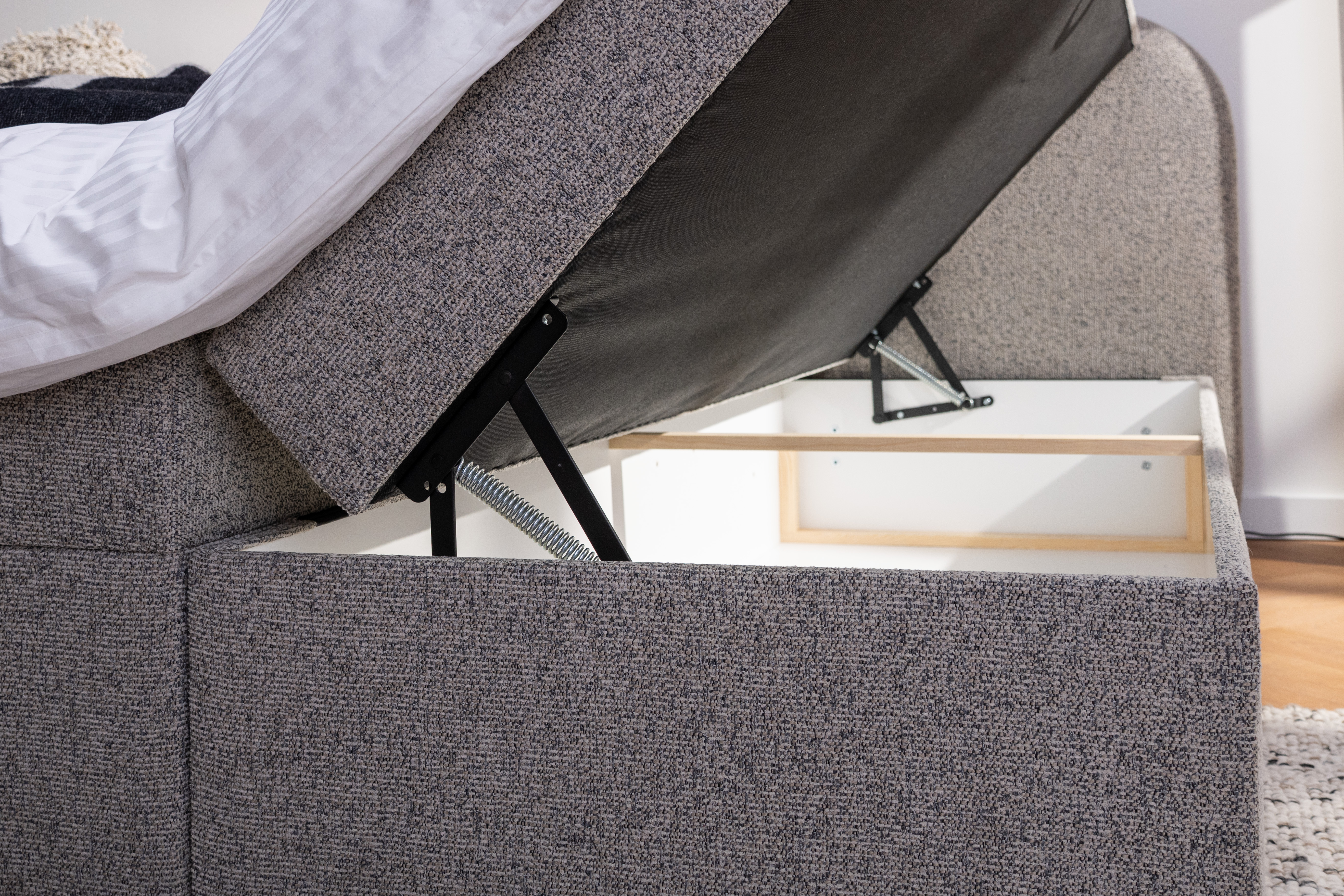 Wie tief ist der Behälter in einem Boxspringbett und wie viele cm tief ist er in einem klassischen Bett?